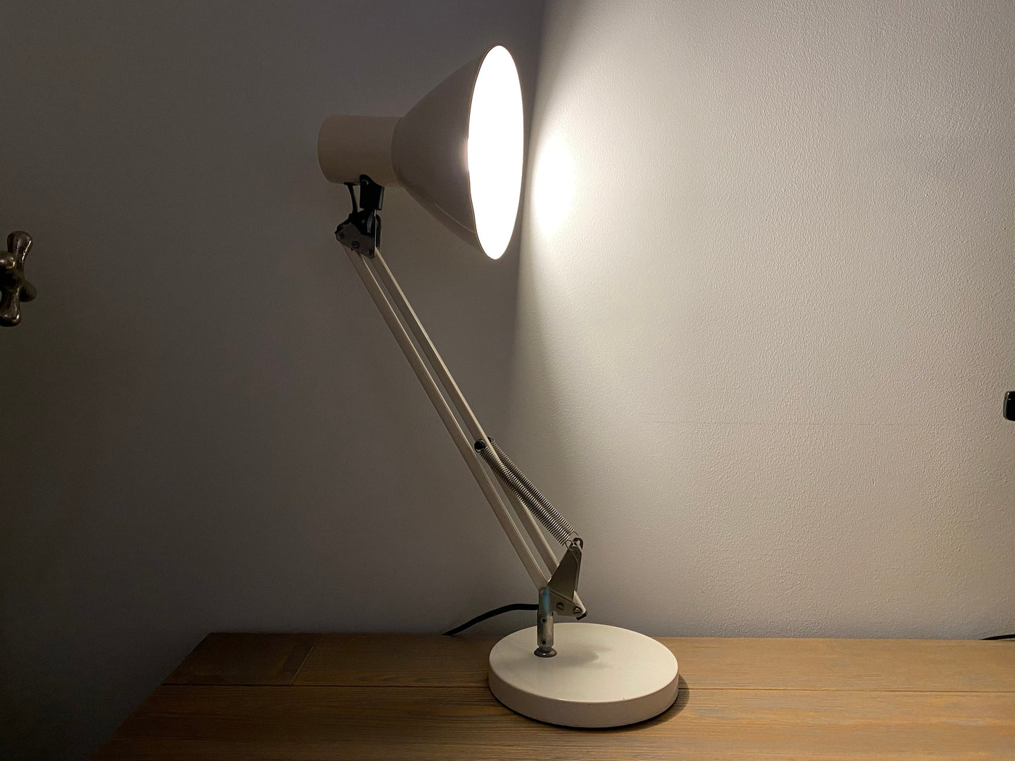 Vintage PIXAR Lamp Look-A-Like | 1960s Mid Century Desk Lamp Made Of White Metal | Mid Century Modern Lighting | Retro / Vintage Table Lamp